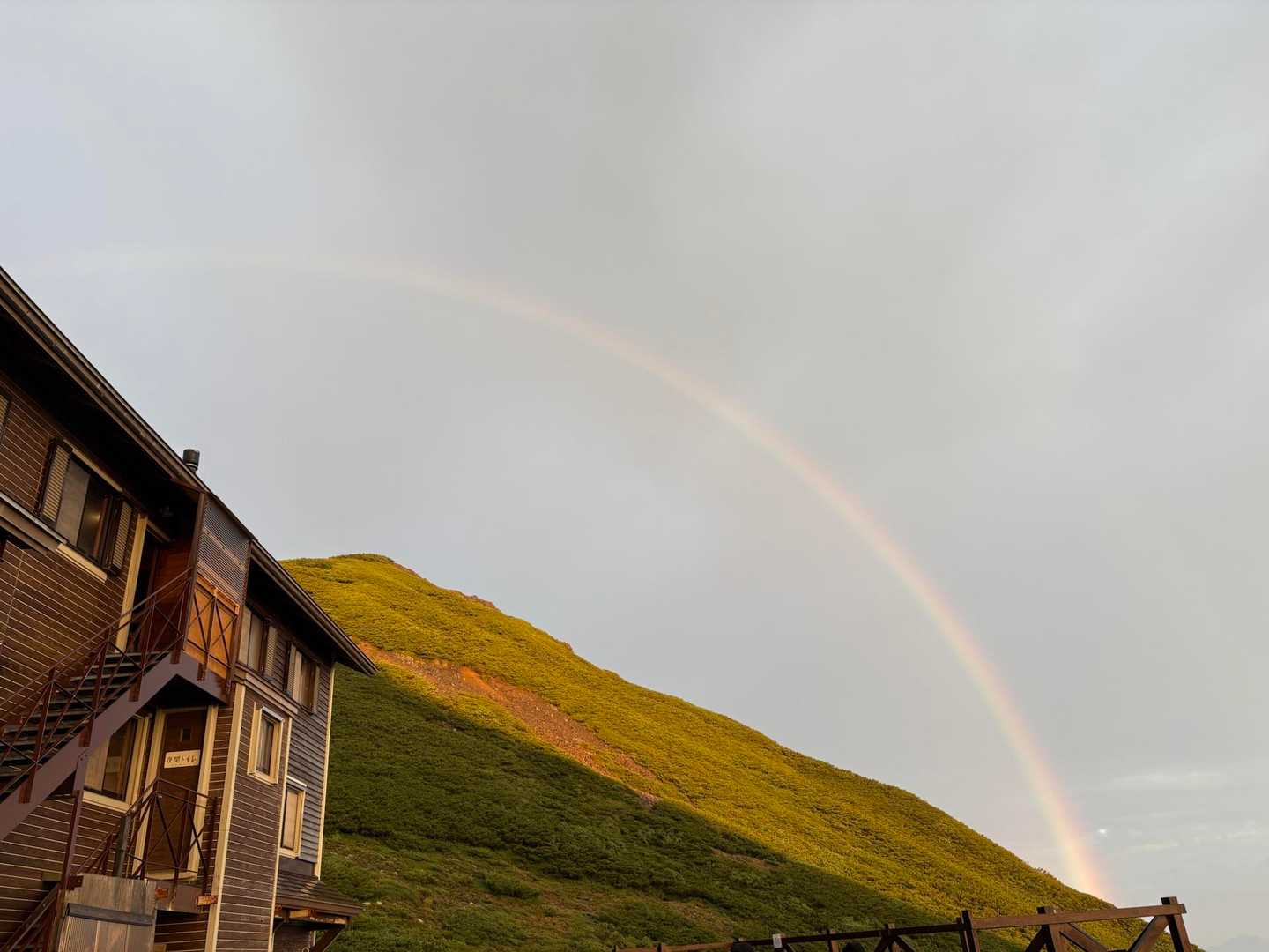 日の出は見れなかったけど、朝🌈大きな虹が〜