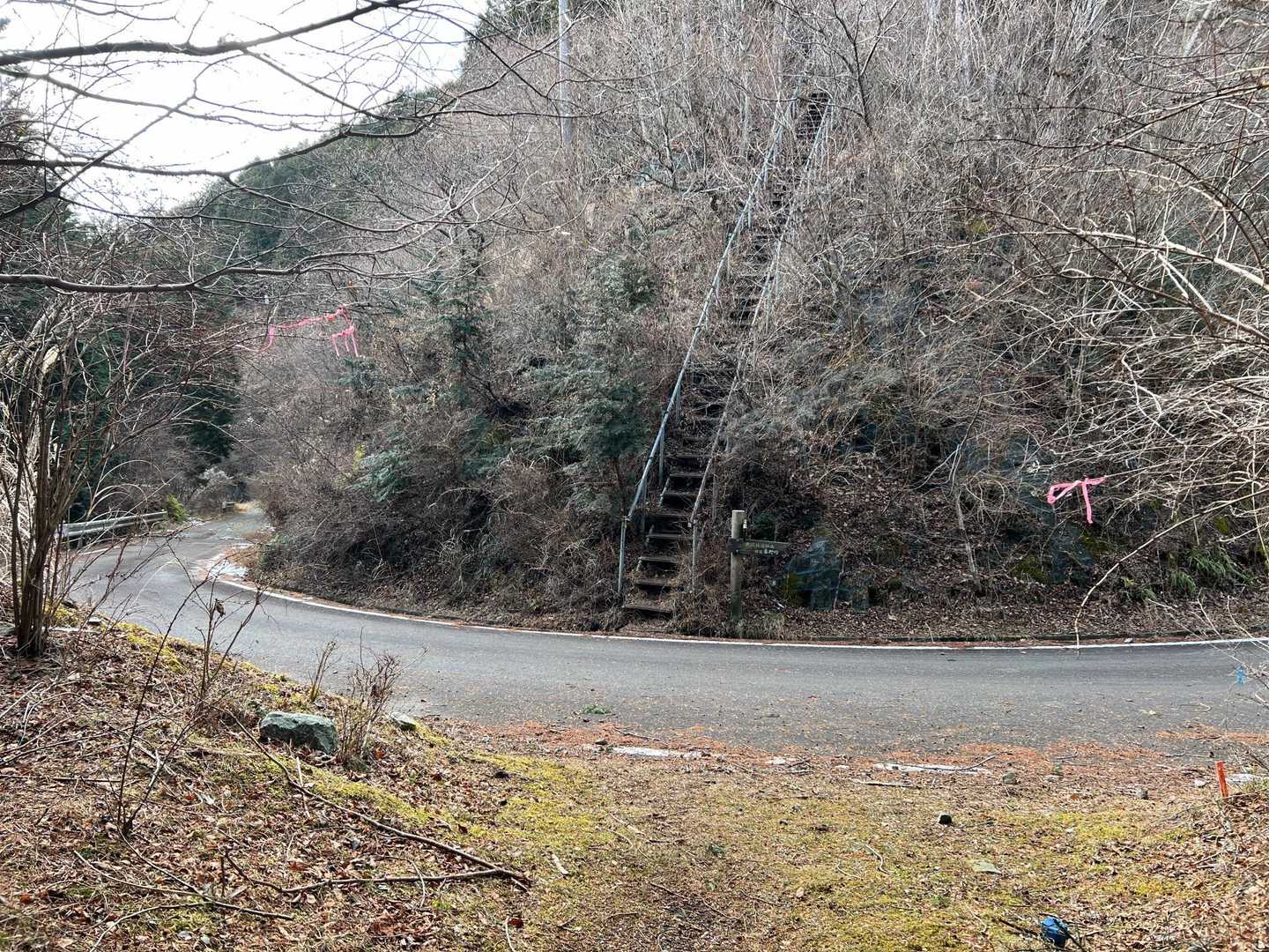 急な階段を登ります。