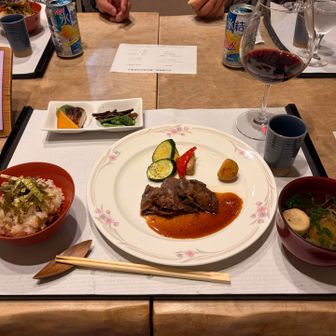 サーロインのソテー✨
なんて贅沢💕

ごはんはおにぎりにしてもらって、持ち帰った前菜と一緒に夜中に食べました🍙😋🧀
