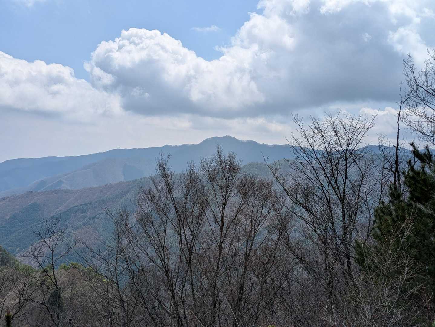 こちらは権現山、と教えてもらいました
大きくて、びっくり😳
先が長いので、進みます