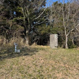 矢筈岳山頂に到着。
一等三角点本点と山頂標識。