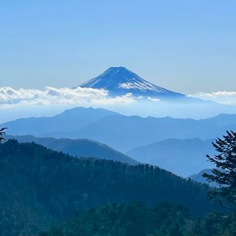 手前の山並みと雲の白んだ感じが良い奥行き感