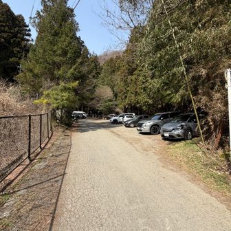 登山口には、10台ほどの駐車スペースがありました。