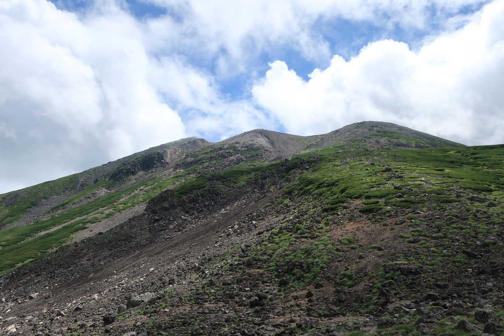下山中に少しだけ剣ヶ峰が姿を現し、別れの挨拶をしてくれた気分😊左のピークが山頂です