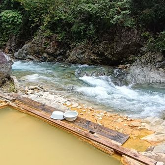 最高です🎉今日は川の水量が多かったので入れませんが少なければ川にも水風呂みたいに入れます。