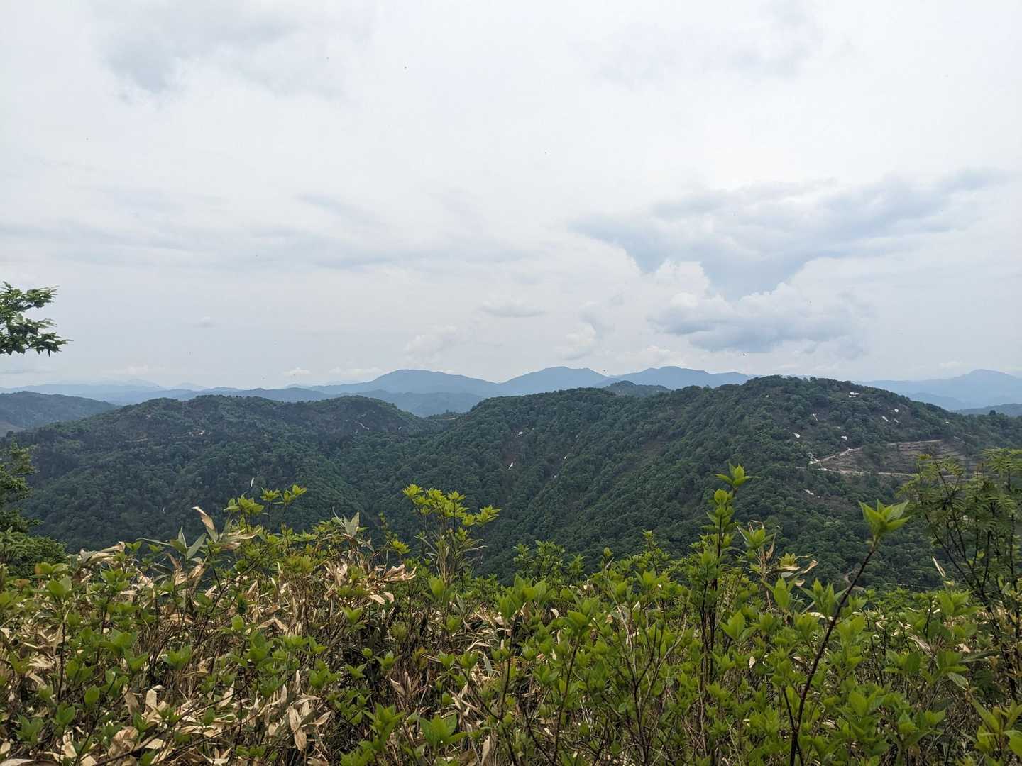 南側見晴らし、平家岳とかかな