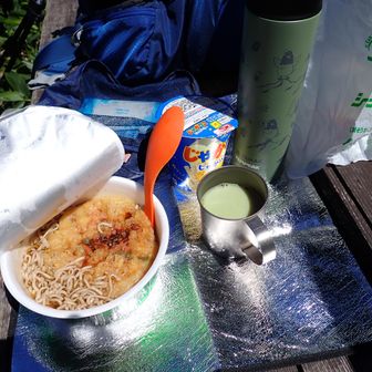 久しぶりの山メシ。山で食べると何でもおいしい。