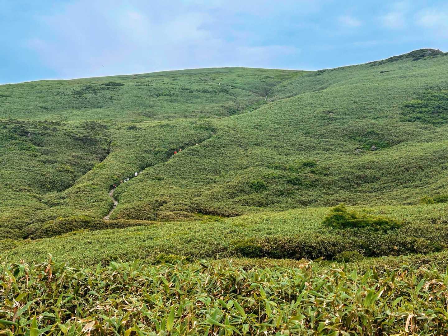 御浜小屋から賽の河原に下山中の方々