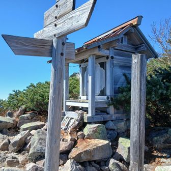 山頂手前の祠にお詣り