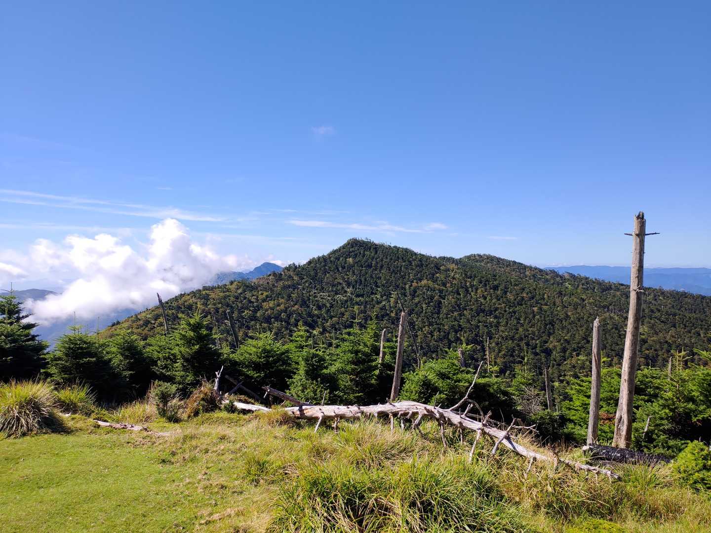弥山山頂から八経ヶ岳を望みます