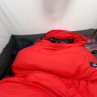 昨年､残雪期用に買ったナンガオーロラテックス600DX

今まで愛用のモンベル♯2古くてダウンのロフトが下がり９月だと寒いと思うのでこちらを持参

Tシャツ､タイツのみでも温温