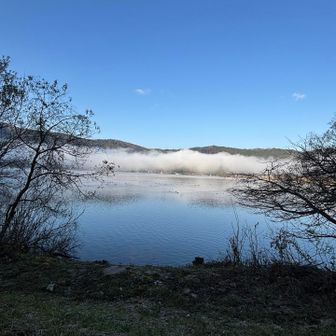 しばらく湖沿いをすすみます