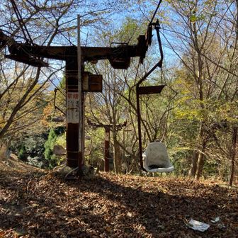 リフトの終着地
以前は多くの人の賑わいがあったのでしょう
今はほとんど人が訪れない山の中
時が止まったかのようです