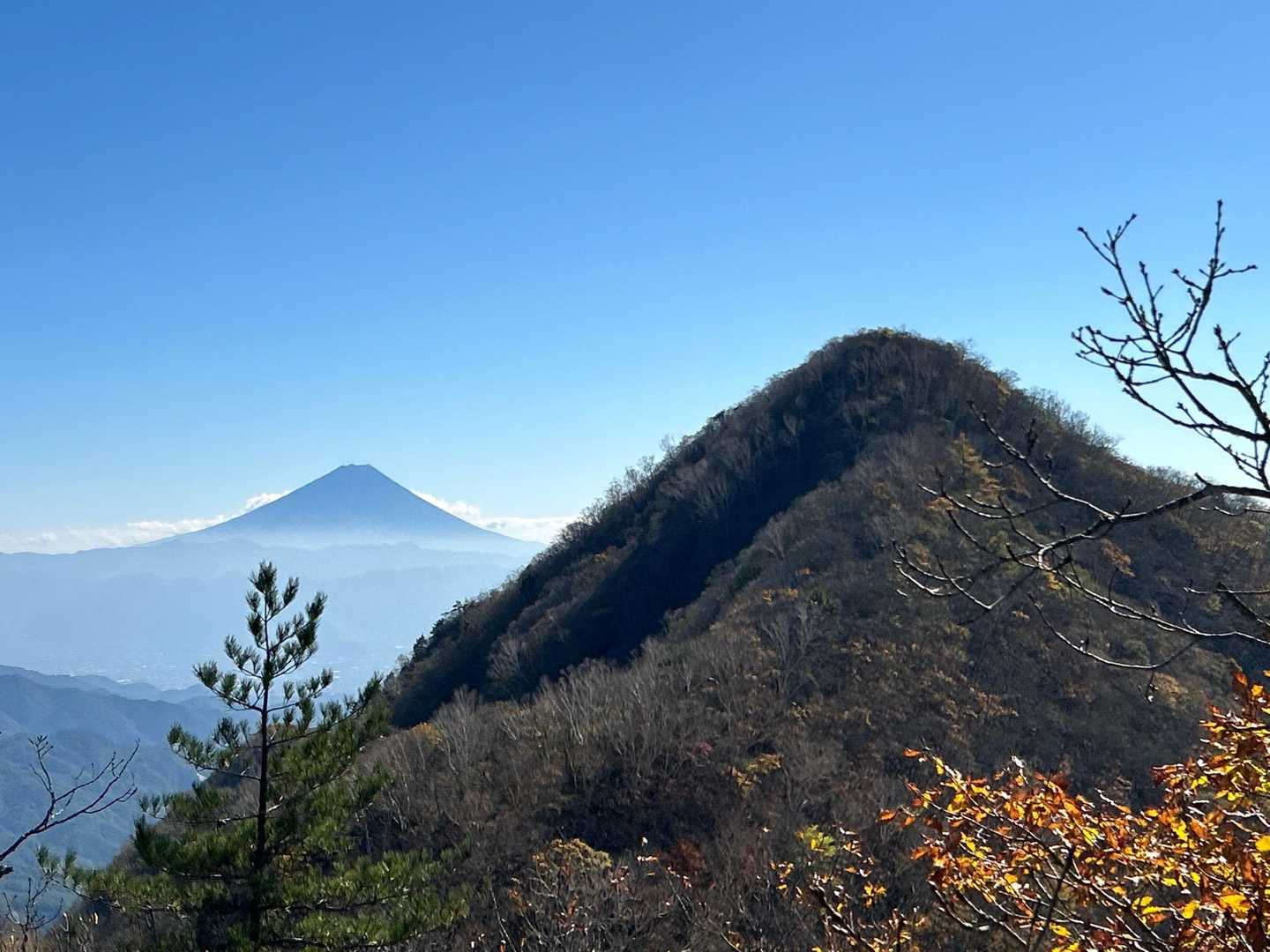 茅ヶ岳に戻る途中すれ違った女性に、いいアングルですよと教えてもらい撮りました。