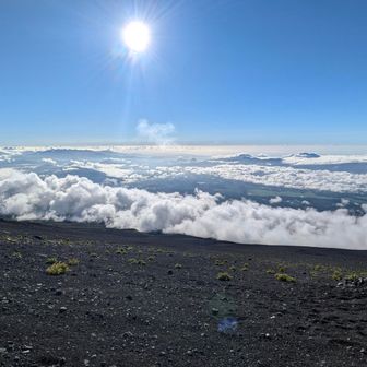 右下に見えるのは半蔵坊。
麓の雲は、富士山に押し寄せる波のよう。