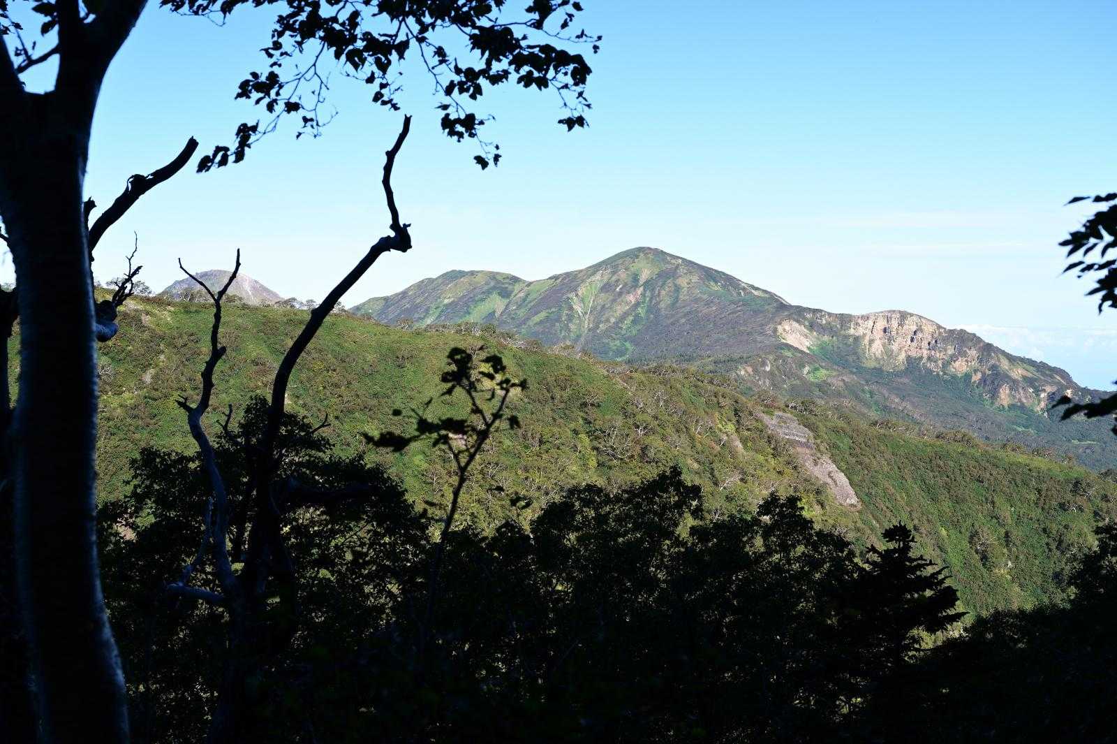 かなり登ったところでふと振り返ると火打山！
俄然やる気up！