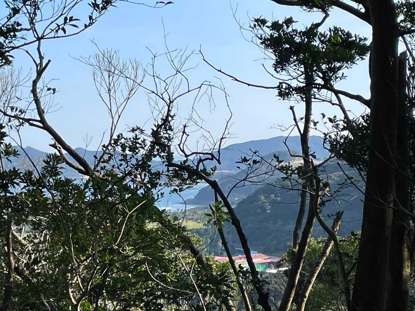 わずかですが樹木の間から灘山や蒙古山が見えます。グレーピークの蒙古山の方がここよりよっぽど整備されています。。😅