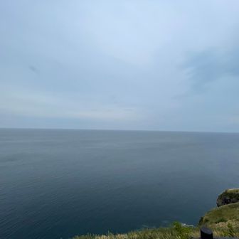 この海の向こうに元日本の南樺太（サハリン）があります
北樺太は今のロシア、南樺太は日本だった歴史があり興味深いです
うっすらでも見てみたいし個人的に海外で一番行ってみたいところです