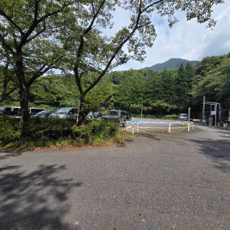 筑波山市営第三駐車場🚙
500円前払い
トイレ・自販機あり
20台くらい停まっていました
