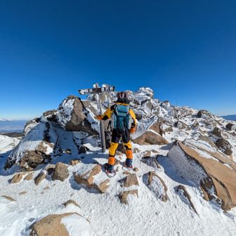 山頂は物凄い爆風でメチャクチャ寒かったです