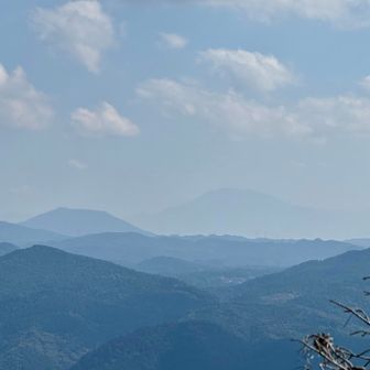 笠置山の右上に薄く恵那山が見えます。