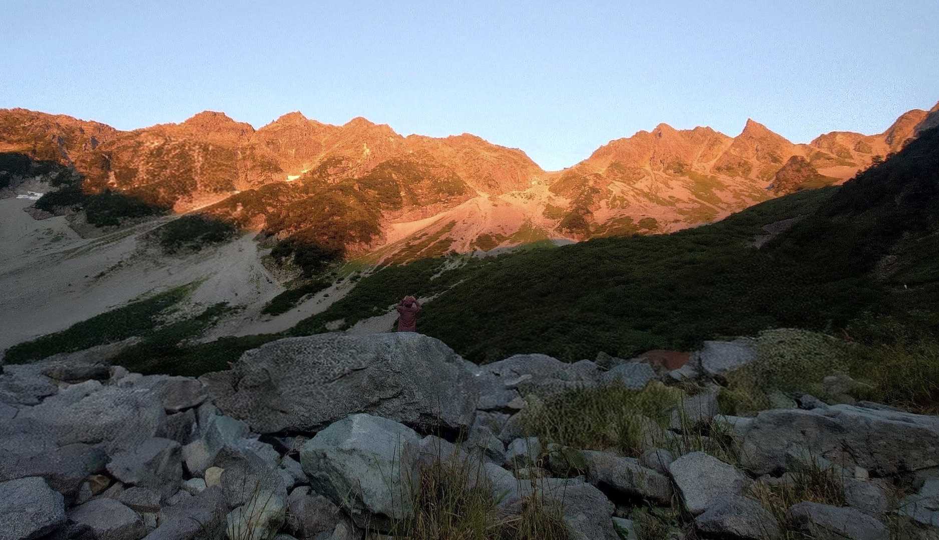 朝日に照らされた穂高の山々は美しかったです。