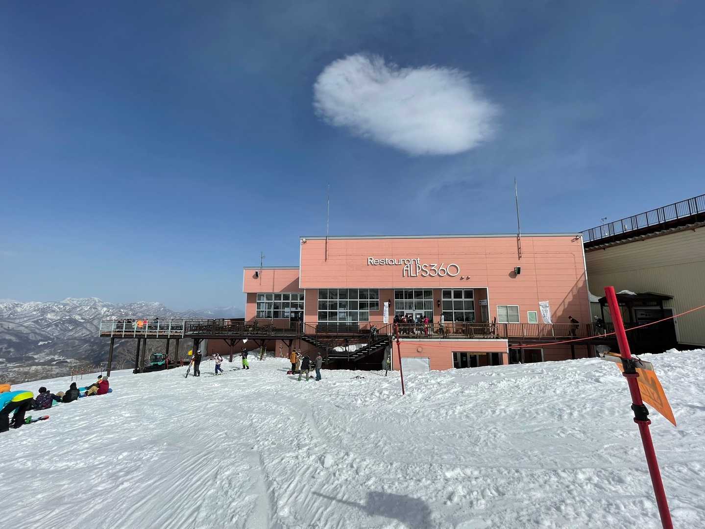 ゴンドラ乗り場。
浮かんだ雲が可愛らしい☁️
素晴らしい１日でした！
ありがとうございました😊
誘ってくれた友にも感謝！！