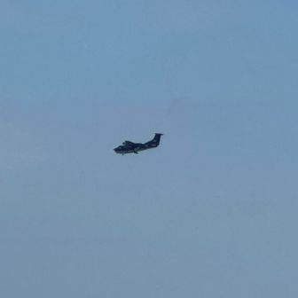 そこに現れたのは、何かな？

爆音を立てて飛んで行きました。