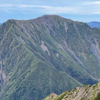 聖岳　右後ろに光岳