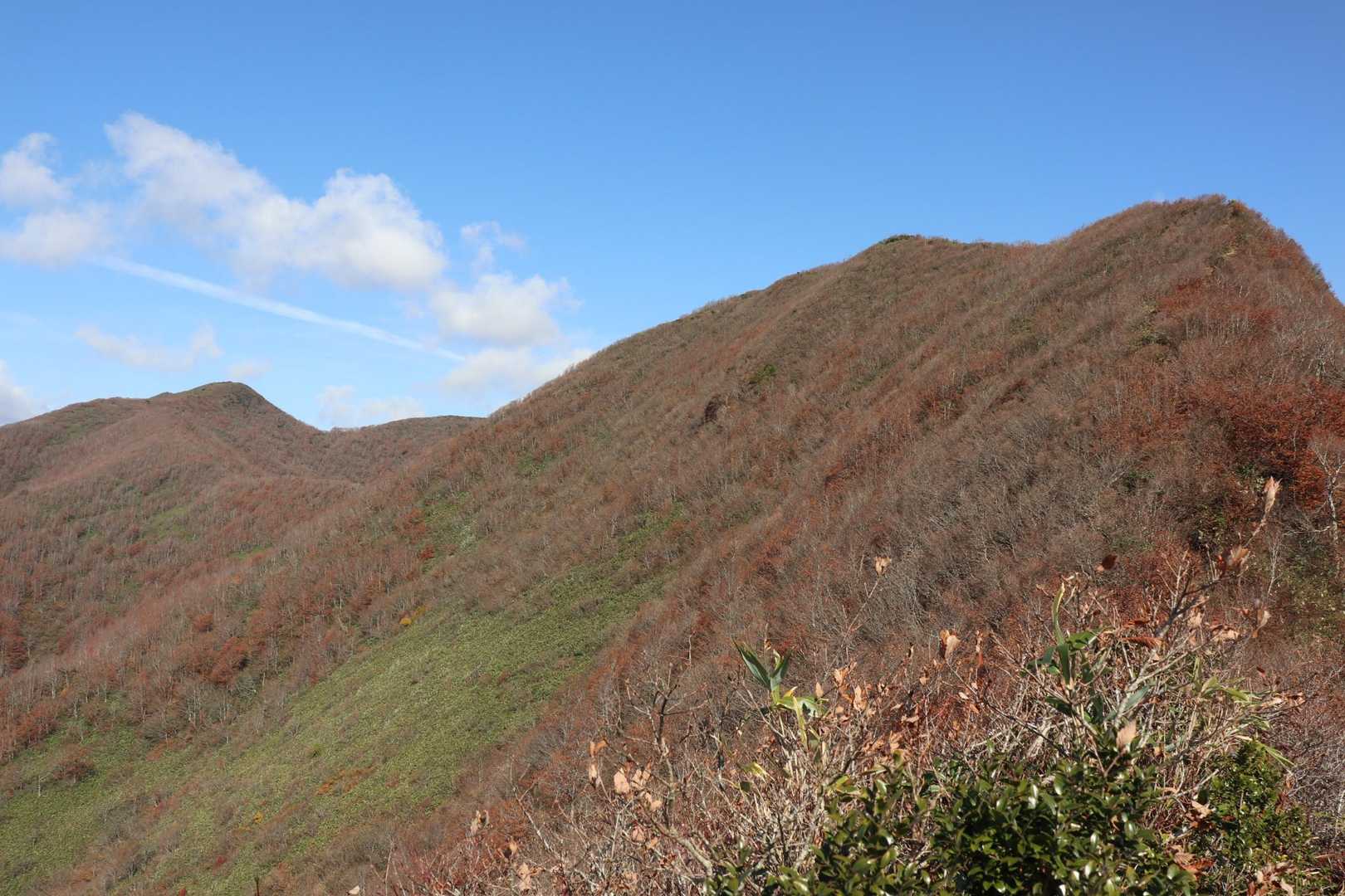 振り返ると山頂(左)と中面白山(右)が赤く染まっていた。