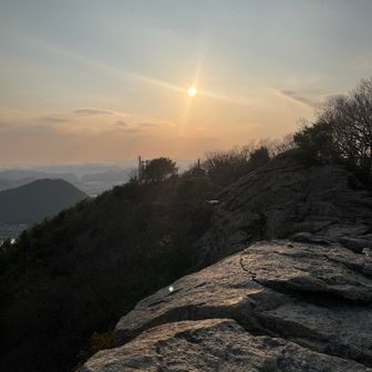 カタクリの里から帰って来て
高御位山に登りました
頂上は夕日がきれい
