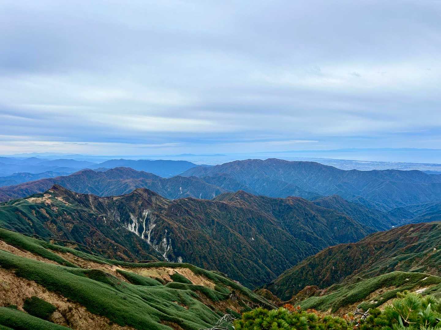 広がる稜線

連なる山並み

素晴らしい✨