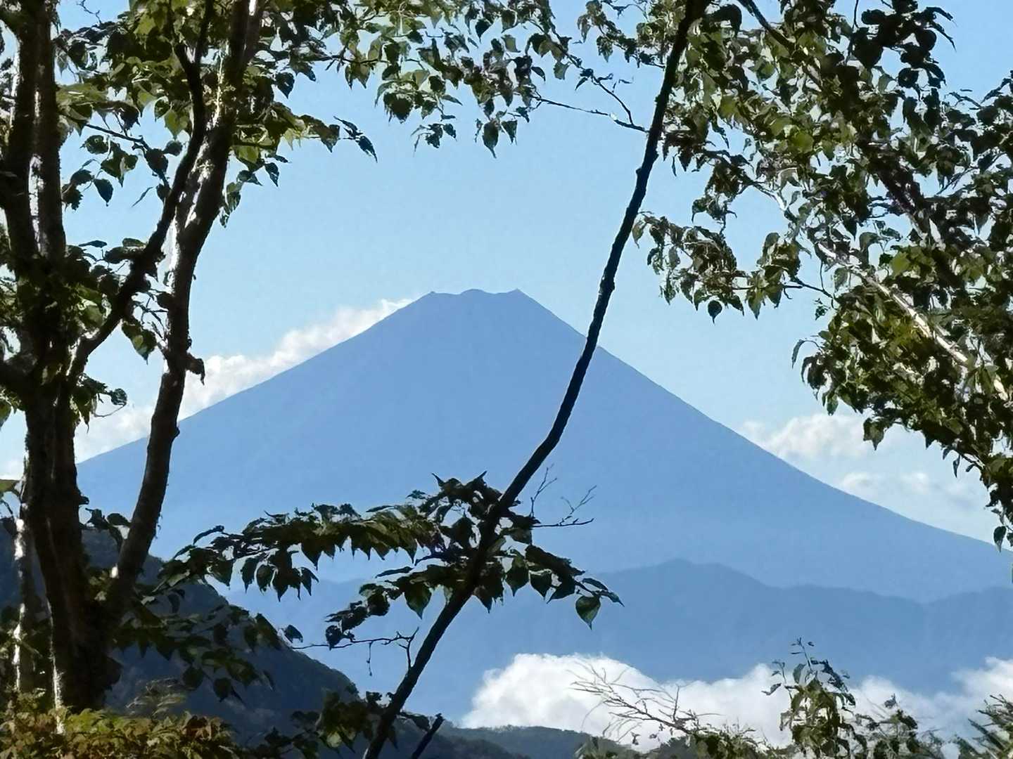 富士🗻の後ろに雲☁️
隠れる前に山頂に行かねば🏃🏻‍➡️