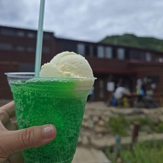 鏡平山荘のクリームソーダ！