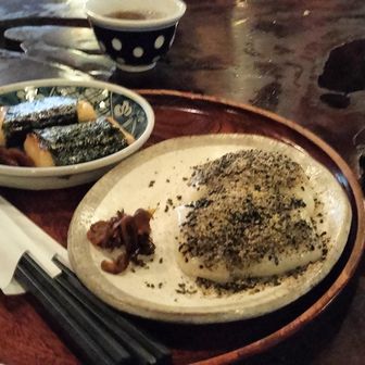 磯部と胡麻の餅を嫁さんとシェア