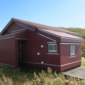 そして今夜のお宿でもあります。2人分の水6L、食糧、シュラフを担いできたのでそこそこ重かったです。日帰りしないなら仕方ないです。