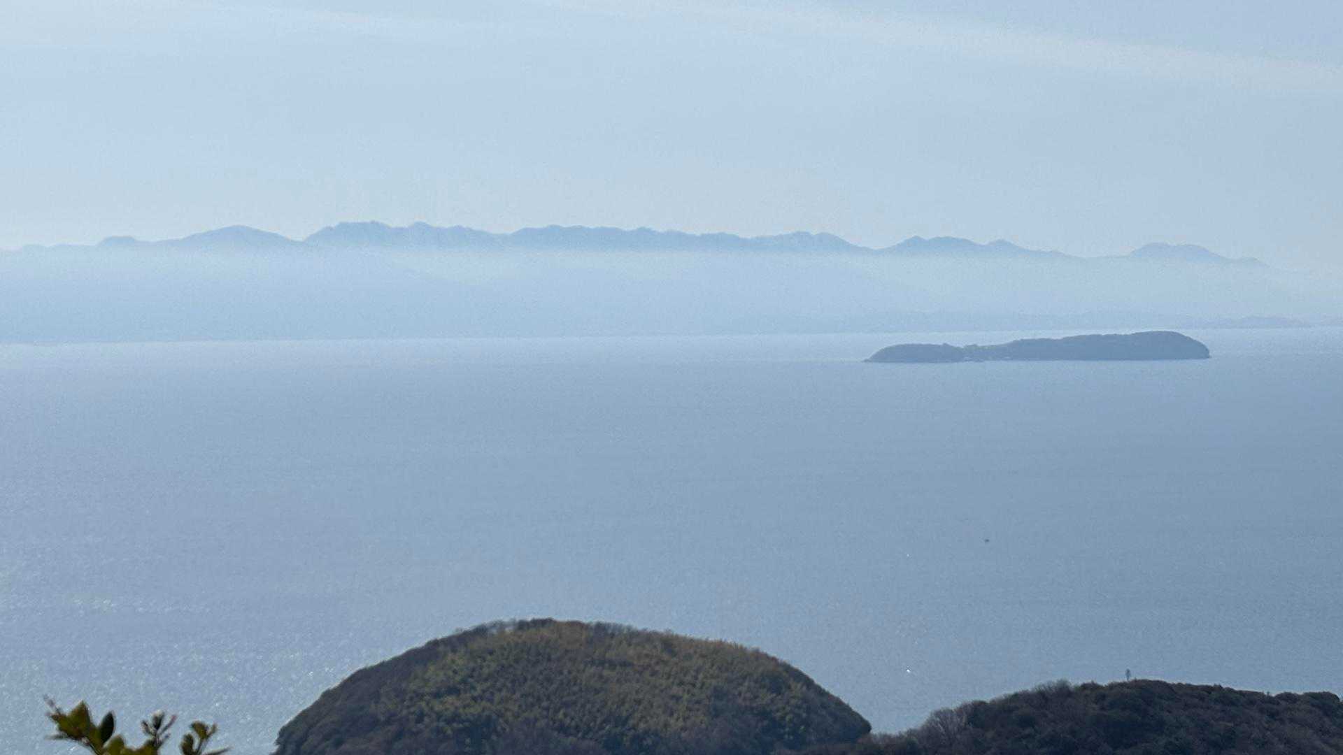 伊吹島の向こうに浮かんでいるような愛媛の山々✨