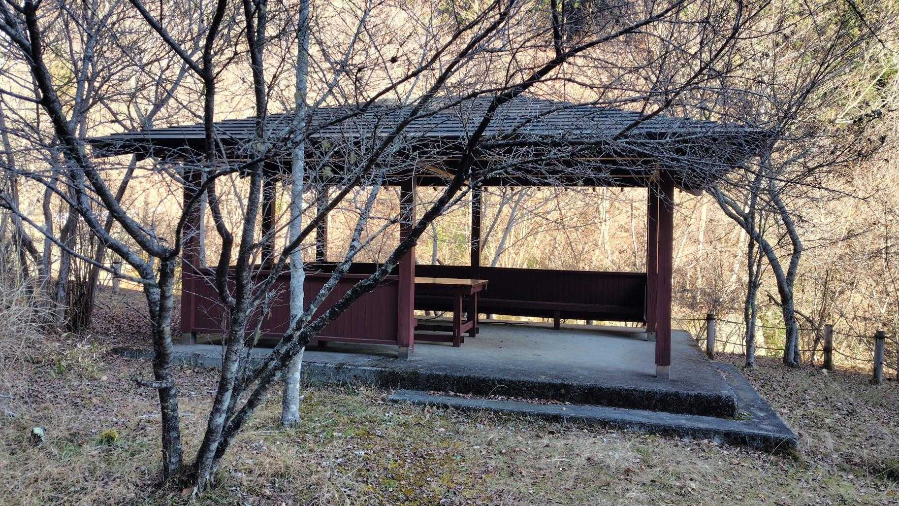 登山口の駐車場に戻ってきました。
登りの時には気づかなかったですが、
東屋がありました🫡