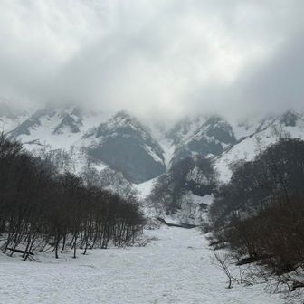 元谷へ、行者コースはやめた方がいいかも…
抜け穴とアイゼンが効かない雪質でメンバーも転倒
　突然三鈷峰方面から、恐ろしい轟音と地響きが…
もう壁の登攀、スキーはやめた方が賢明