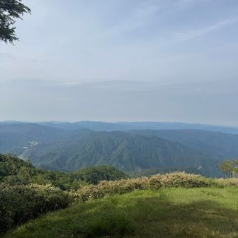 山頂は私1人！ここまで登山者誰とも会わず。ここで朝ごはんだ🍙