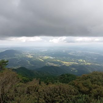 黒い雲が平行にたち込めて印象深い