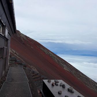 山小屋と雲海☁️
