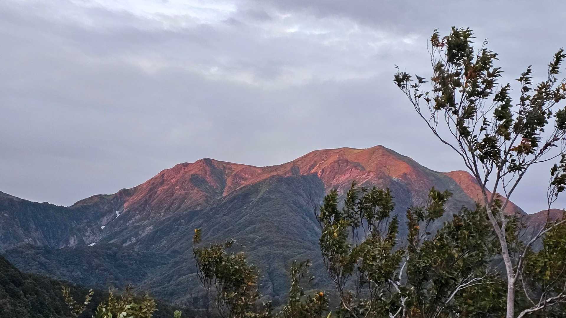 山肌が紅く染まる越後駒ヶ岳