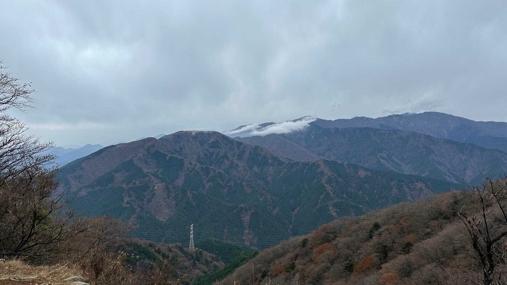 
ヤビツ峠方面へ少し下りたフォトスポット

天気はイマイチだけど、それなりに遠くも見えるんだよね