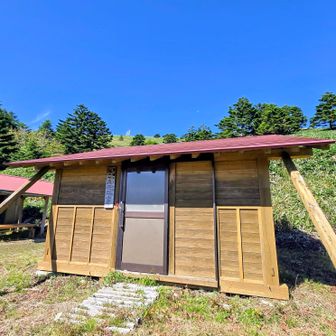下って愛大堂ヶ森避難小屋へ🚶‍♂️