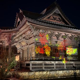 古い彫刻と現代の灯りの交差
