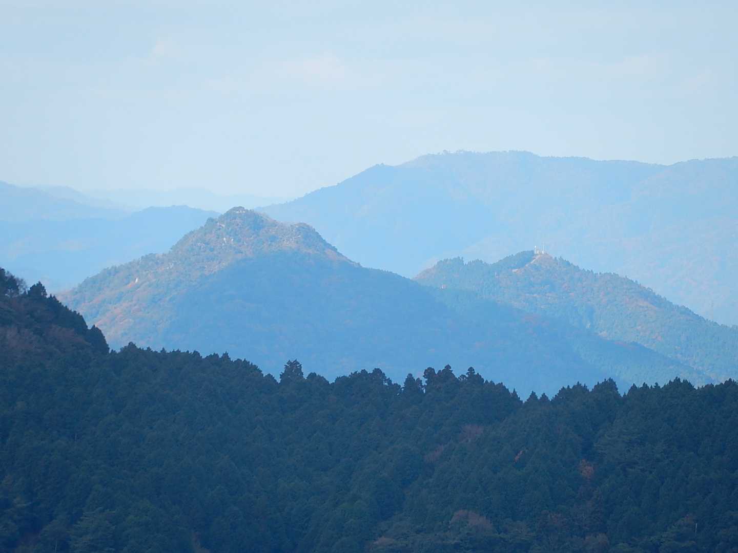 その後方に琴石山、三ヶ嶽、烏帽子岳がならび