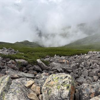 下山。足元悪い。