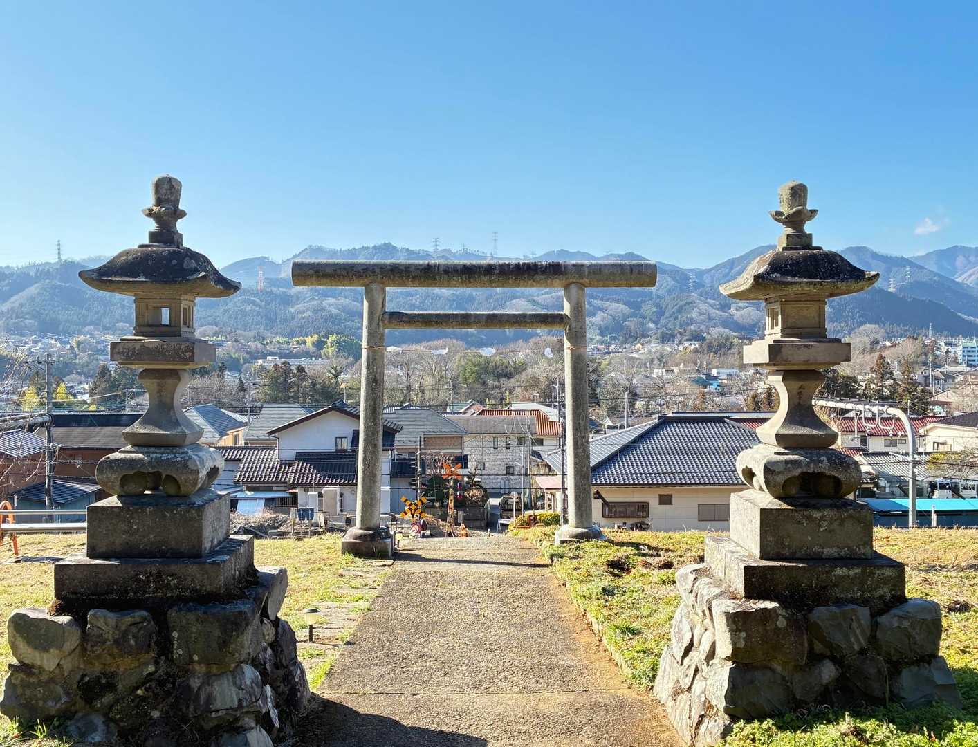 三内神社の鳥居と武蔵五日市線の踏切。