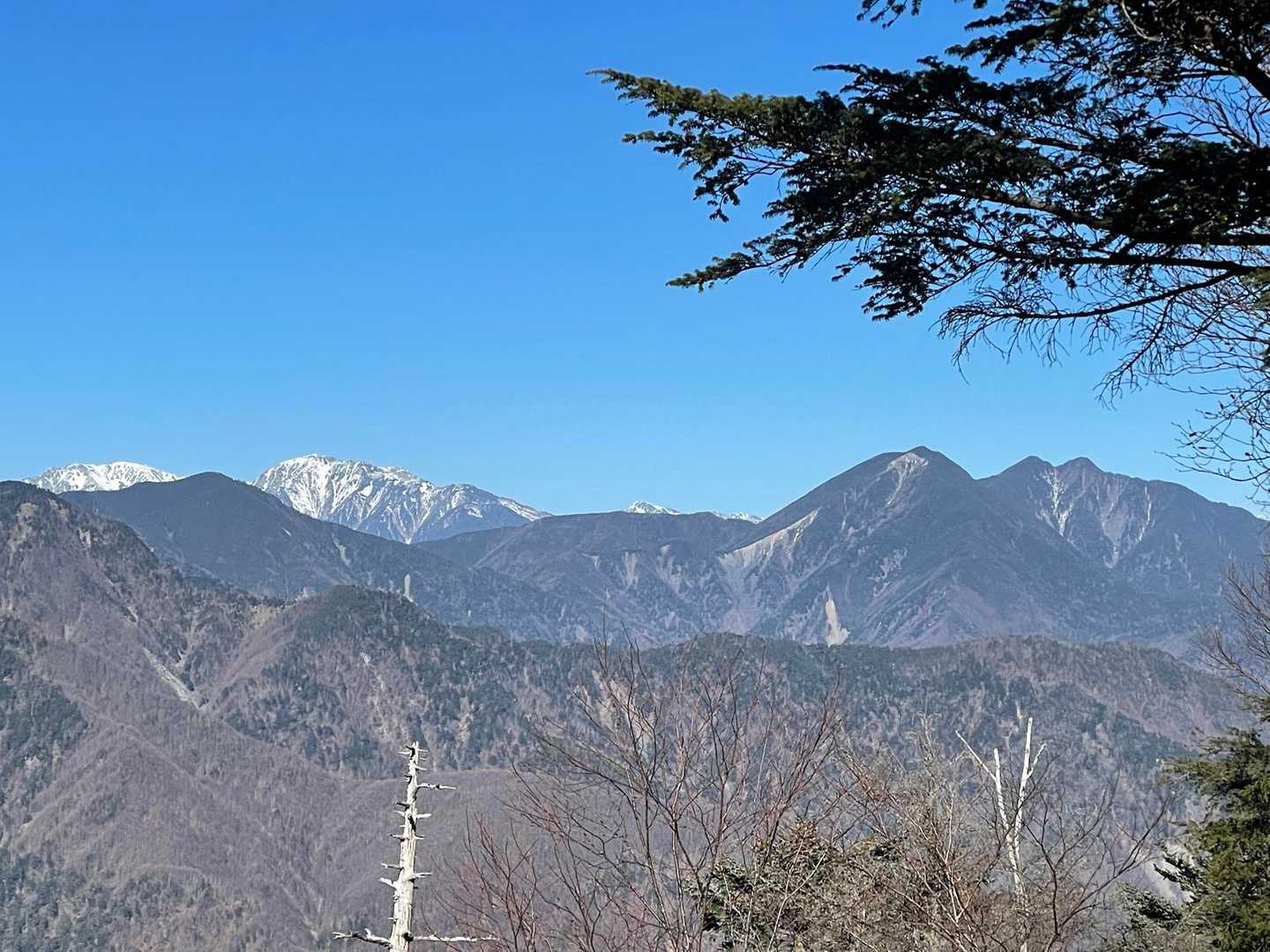 山頂から見える
白い峰は悪沢岳
右にふたこぶ笊ヶ岳(ざるがたけ)
睡眠取れて早い時間から行ければ
あっちに行っていたかも